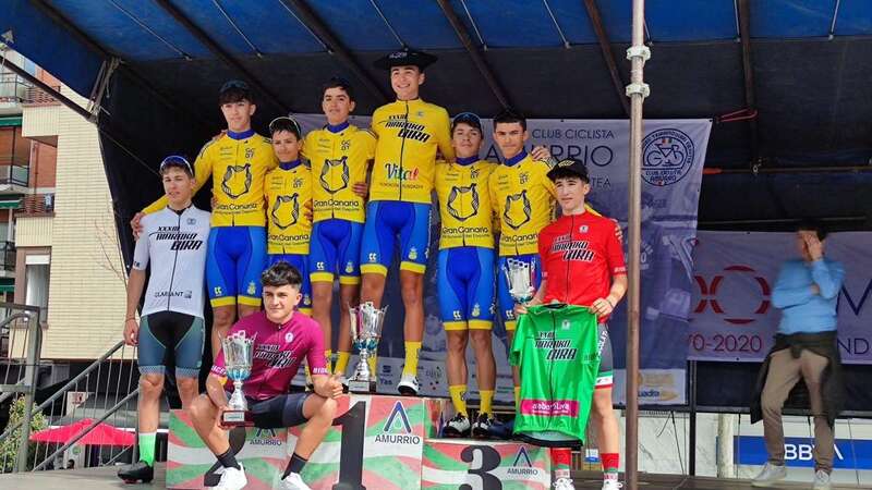 El ciclista en el podio de la carrera/TA.